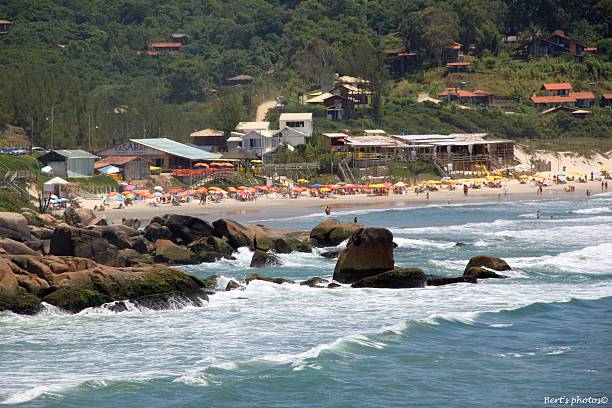 A Praia do Rosa é o lugar perfeito para aqueles que buscam descanso em meio a natureza e que querem fugir das praias super povoadas. Em muito, ainda lembra, a antiga vila de pescadores que era antes de ser descoberta por surfistas na década de 70.No período de Agosto a Novembro a baleia Franca visita a Praia do Rosa já que elegeu este paraíso como seu berçário natural, aqui ela alimenta seus filhotes nos seus primeiros meses de vida para daí partir para viagens mais longas. Fonte: Guia Litoral - SC